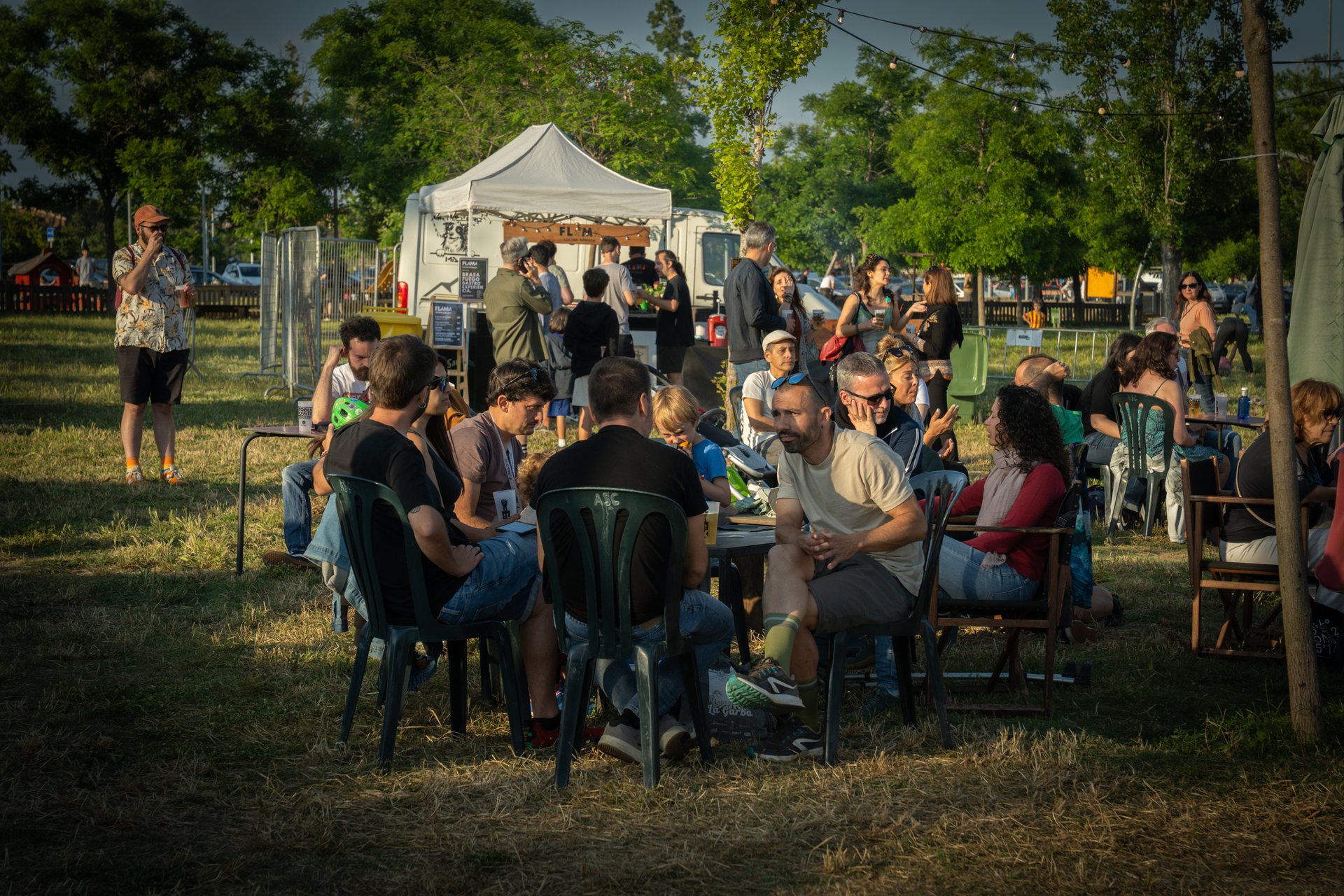 Público reunido junto al puesto de Flama