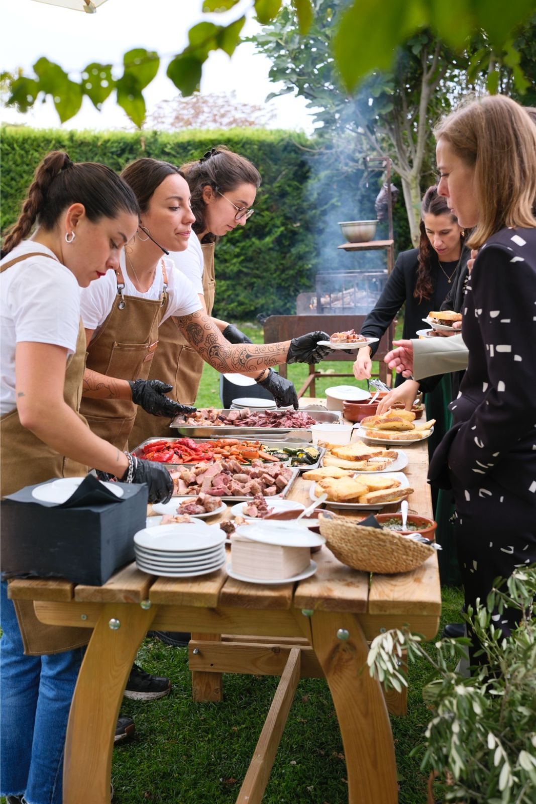 Invitados disfrutando del servicio gastronómico