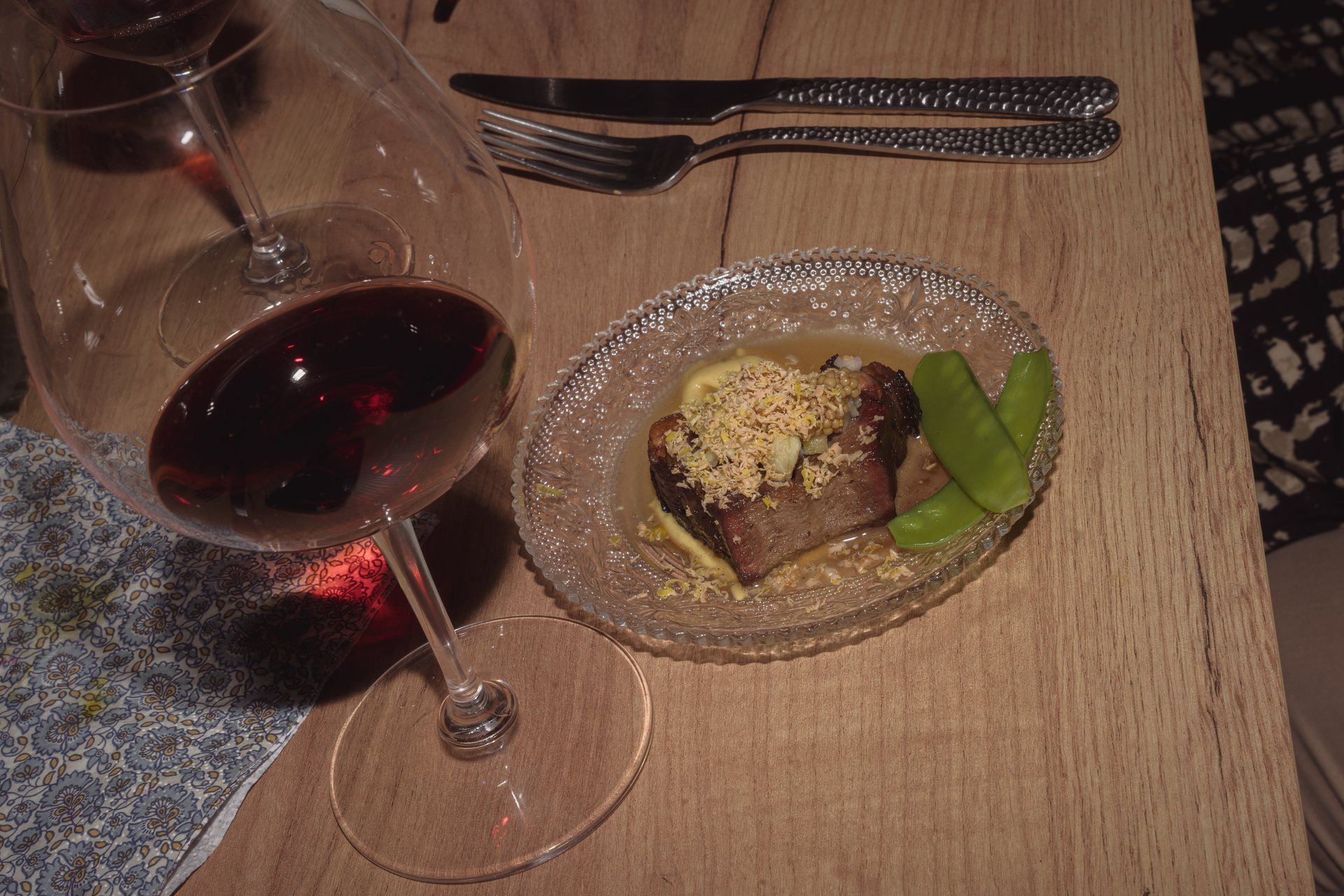 Plato y copa de vino en una experiencia gastronómica