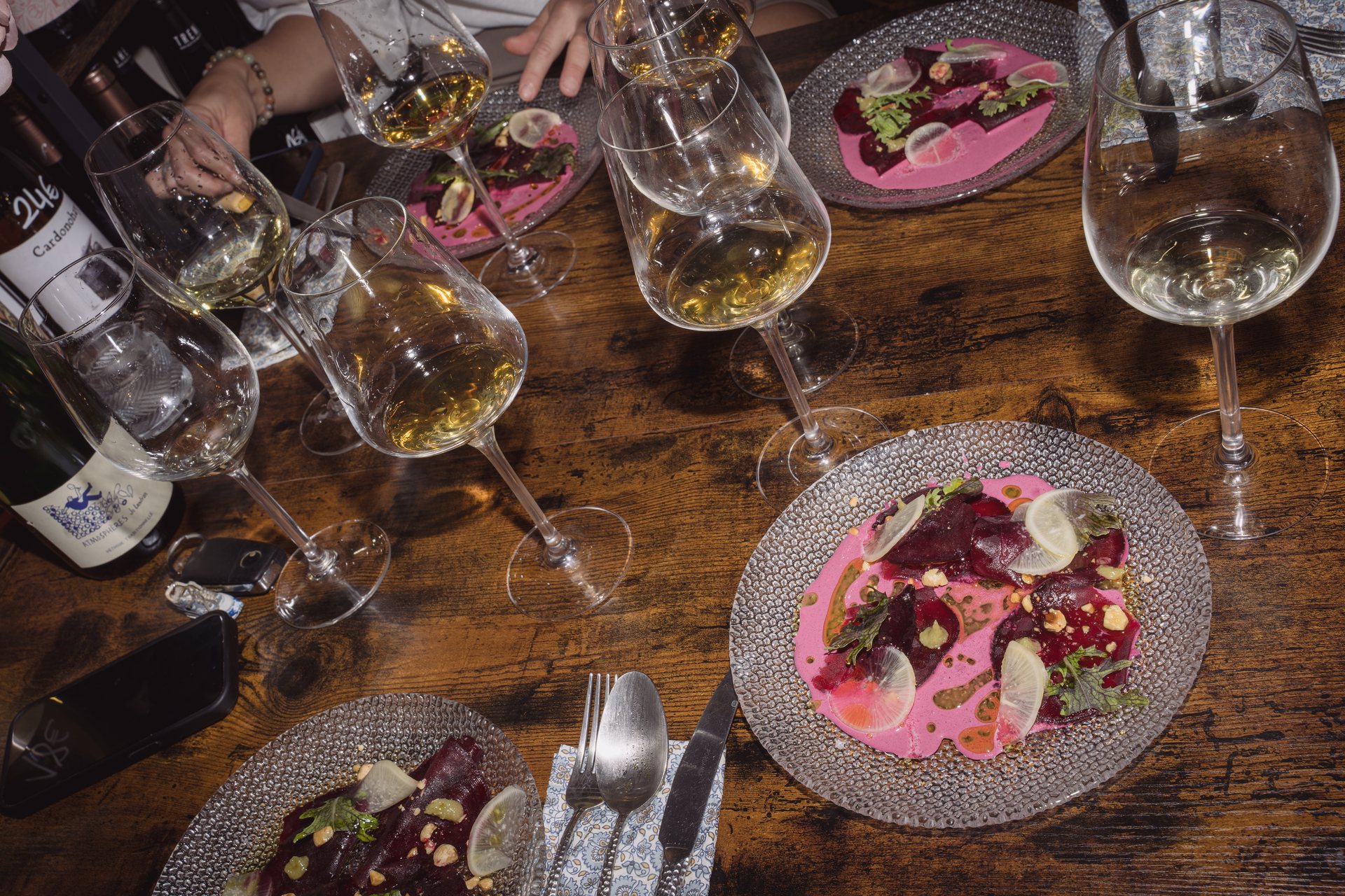 Platos y copas de vino en una cata con maridaje