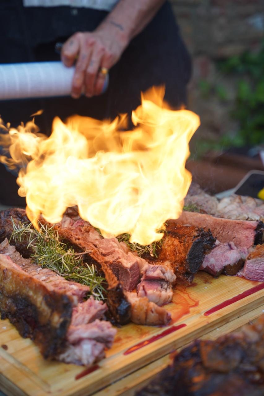 Carne terminada al fuego durante un evento privado
