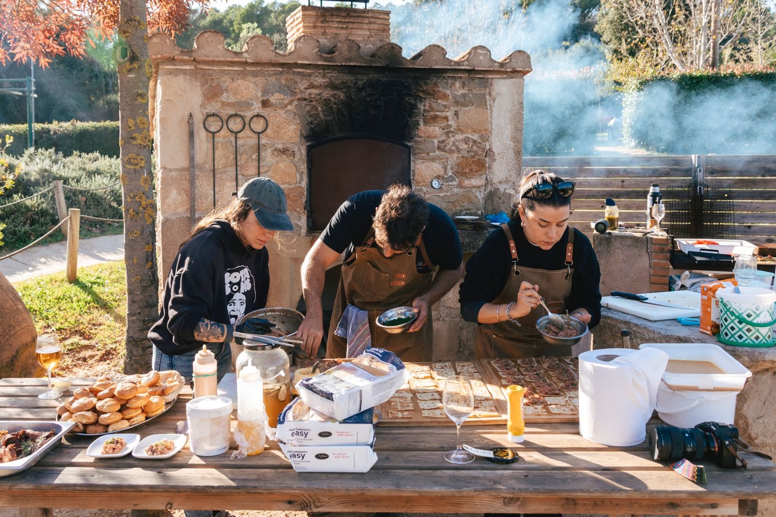 Equipo preparando un catering al aire libre