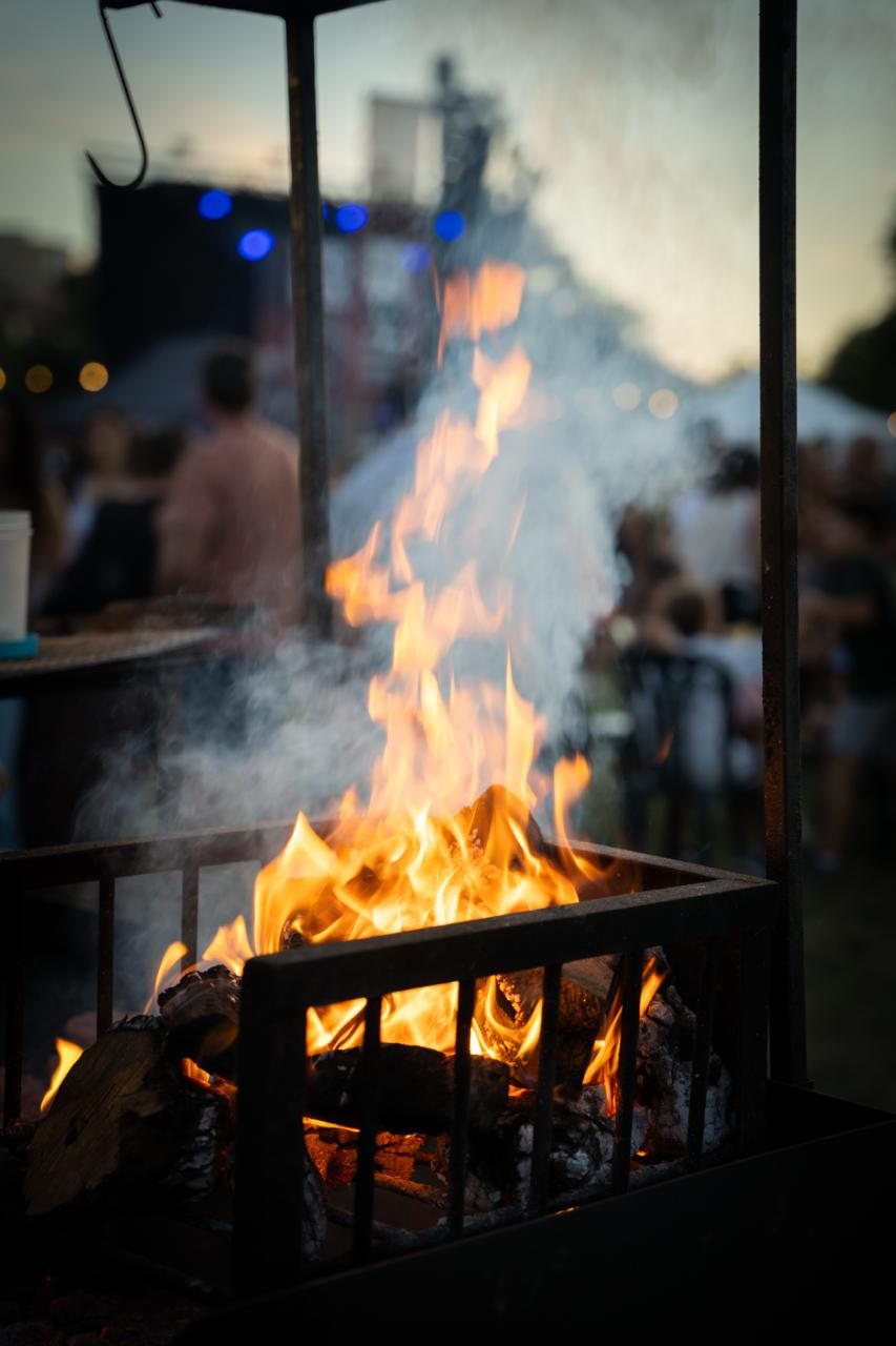 Cocina al fuego en un festival