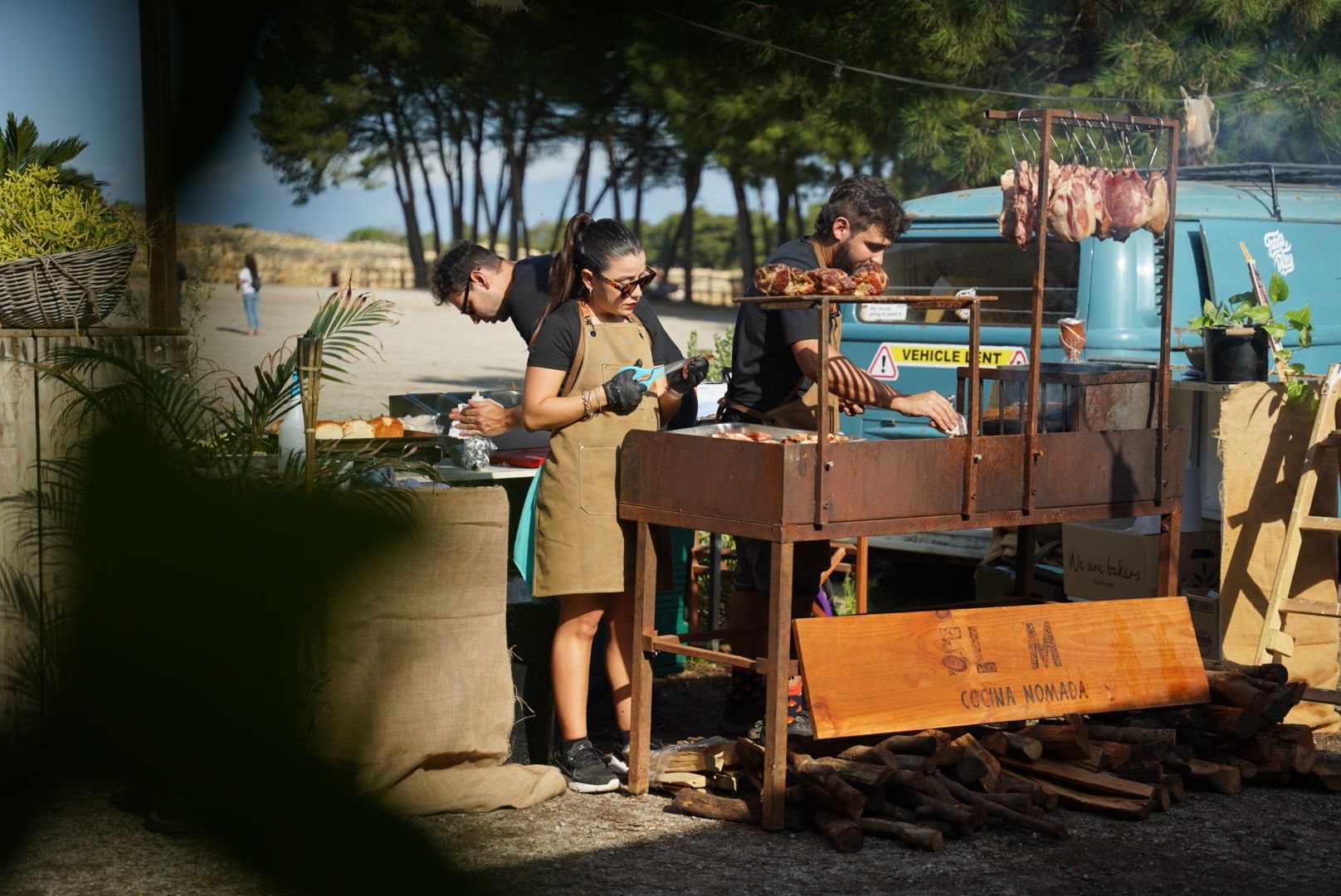 flama-foodtruck Equipo trabajando en el puesto de cocina nómada